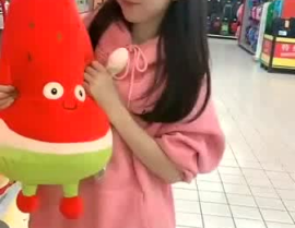 小姐姐给大西瓜唱歌,小姐姐为大西瓜献唱，温馨瞬间感动人心